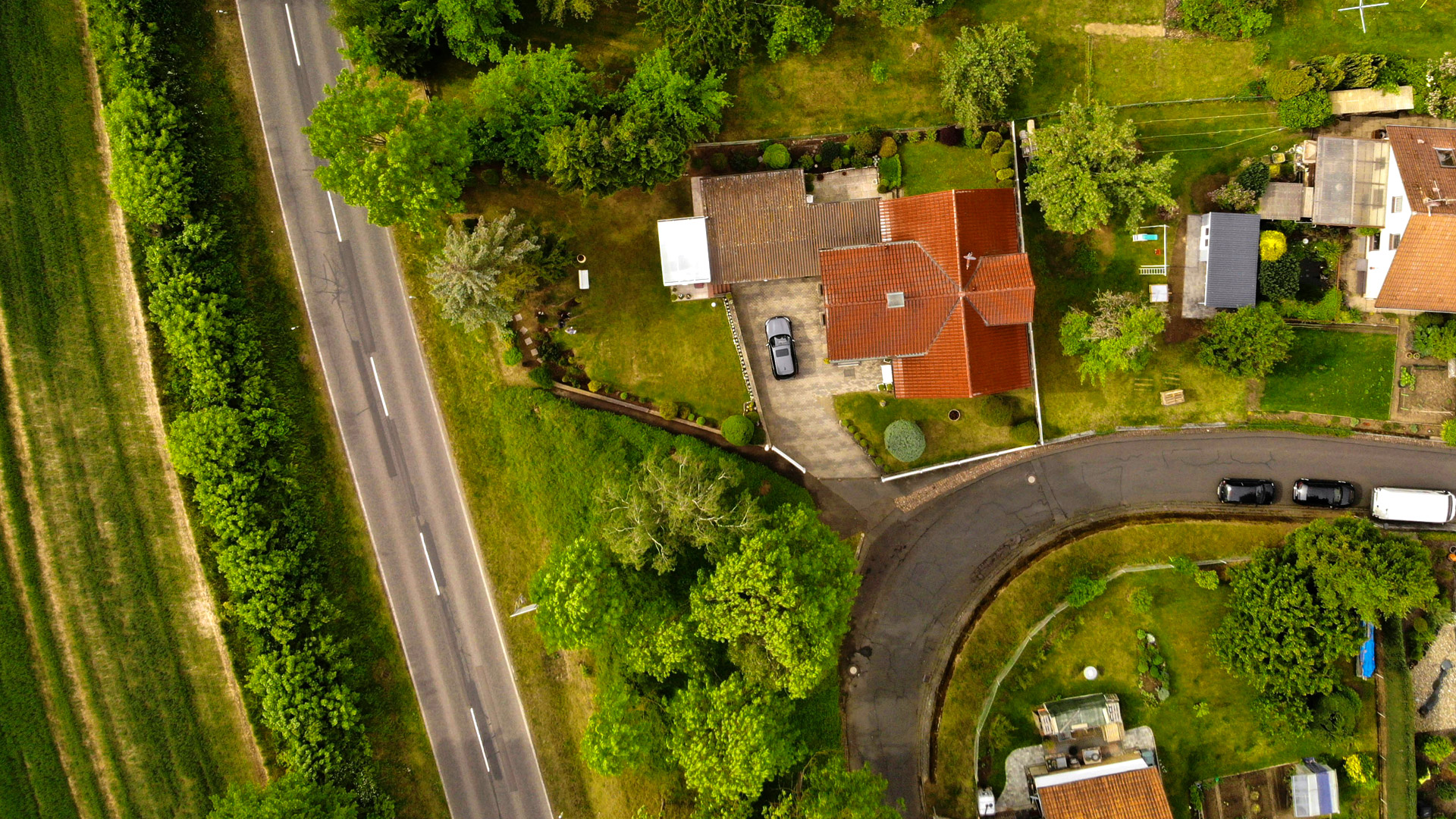 Häuser, Wege und Straßen aus der Vogelperspektive. Begrenzter Zuzug erhält unsere Infrastruktur.