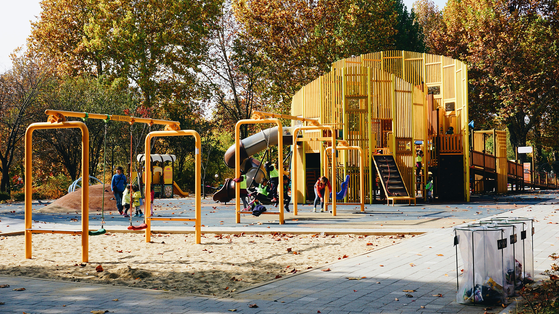 Ein Kinderspielplatz im Tageslicht. Kulturstätten für Jung und Alt.